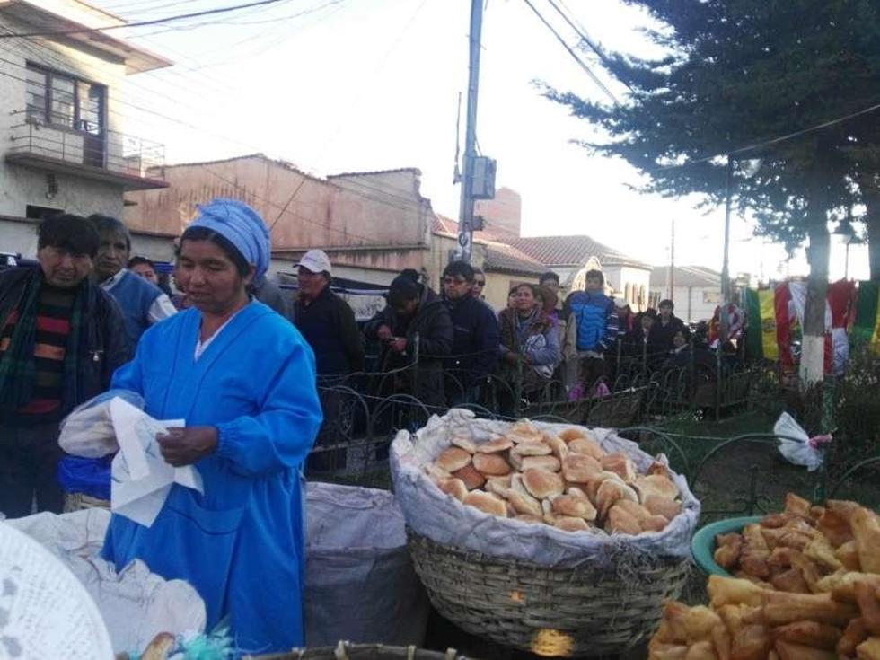 Vecinos piden clausura de tiendas que venden el pan caro
