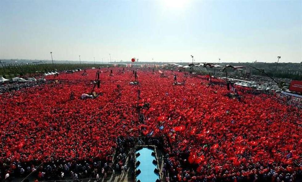 Multitudinario mitin antigolpe respalda al mandatario turco