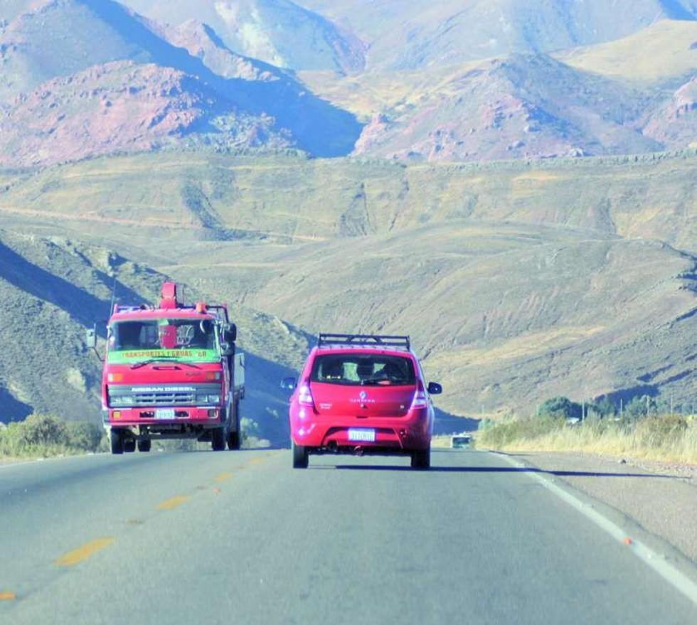 Colisión de vehículos causa daños materiales