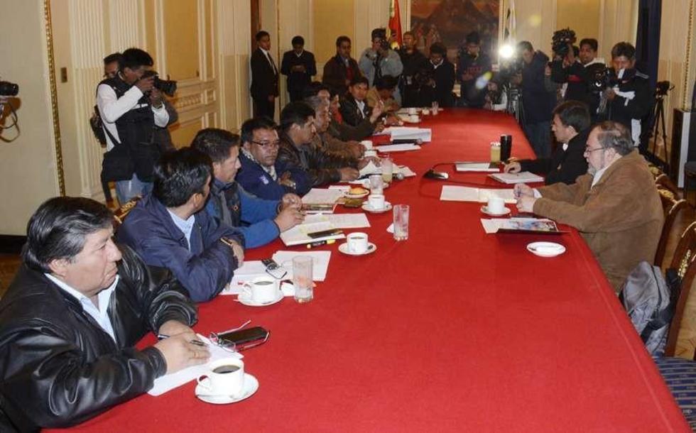 El Gobierno y la COB acuerdan avanzar en comisiones de trabajo
