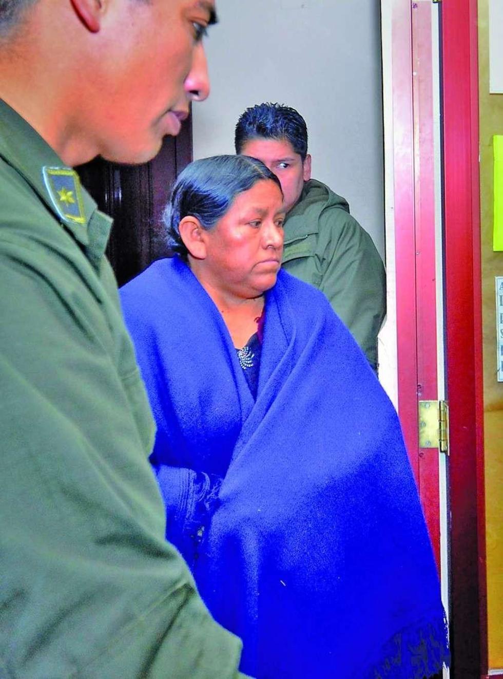 Nemesia Achacollo es trasladada a la cárcel paceña de Miraflores