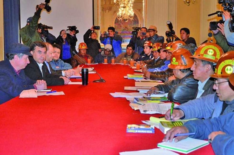 Gobierno y los cooperativistas mineros mantienen el diálogo