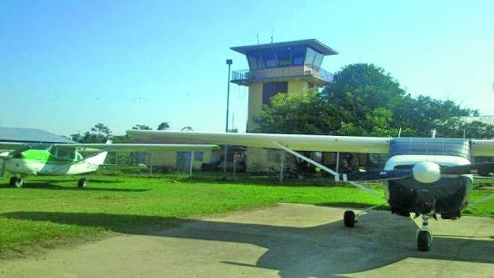 Avioneta cae a un pantano y los pasajeros salen ilesos
