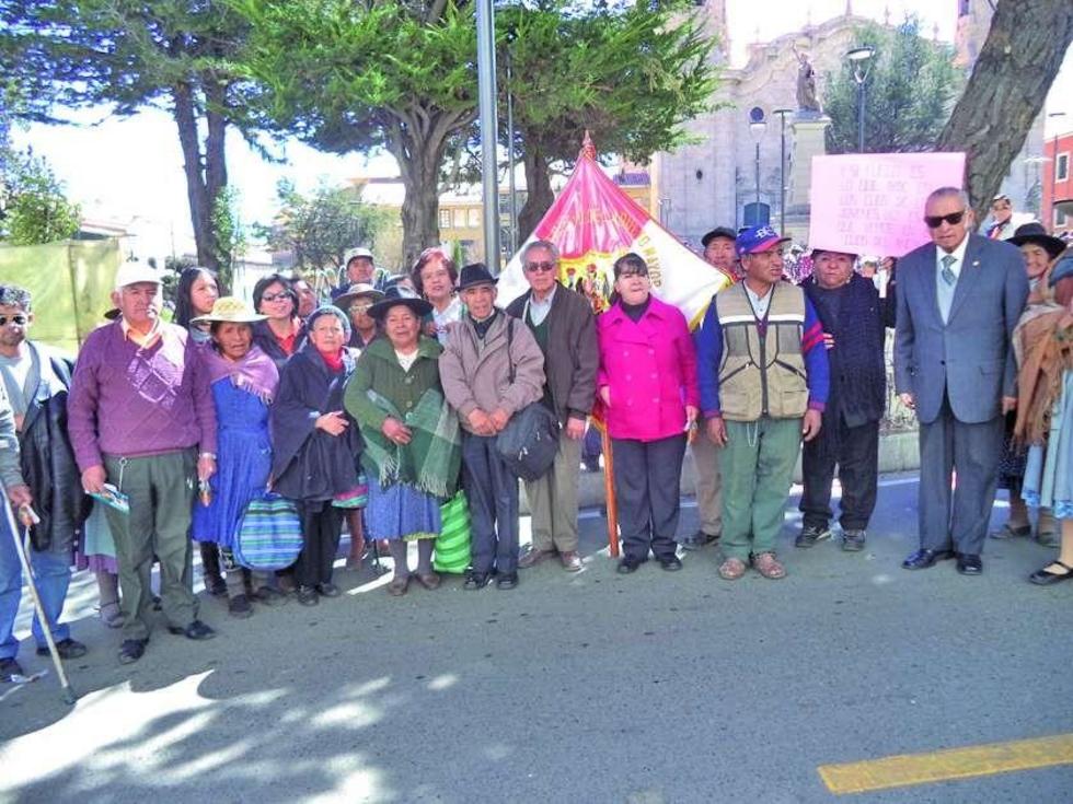 Adultos mayores marchan en defensa de sus derechos