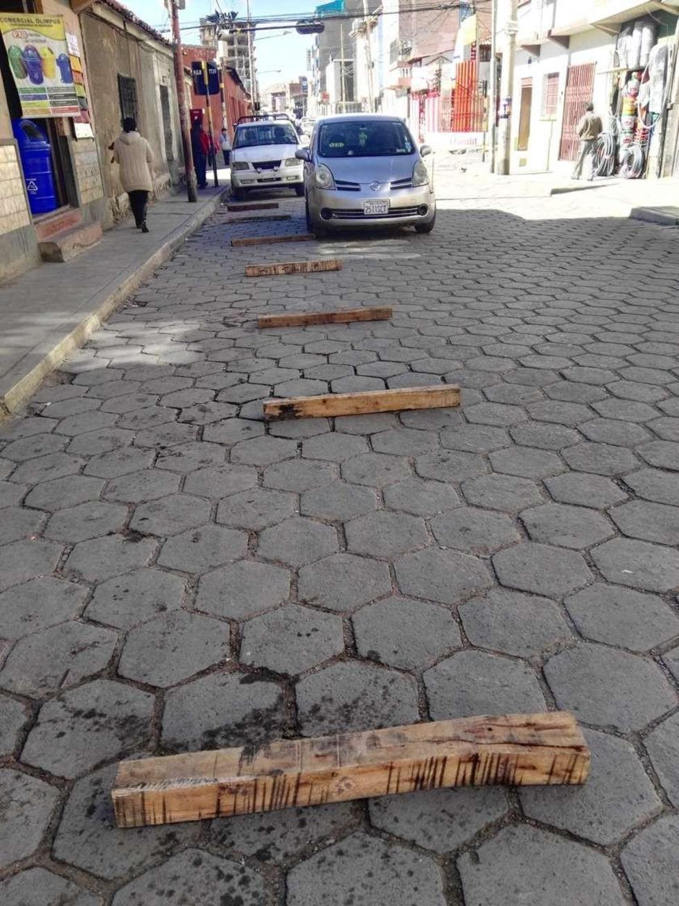 Ponen maderas en la calle Chayanta y la obstaculizan