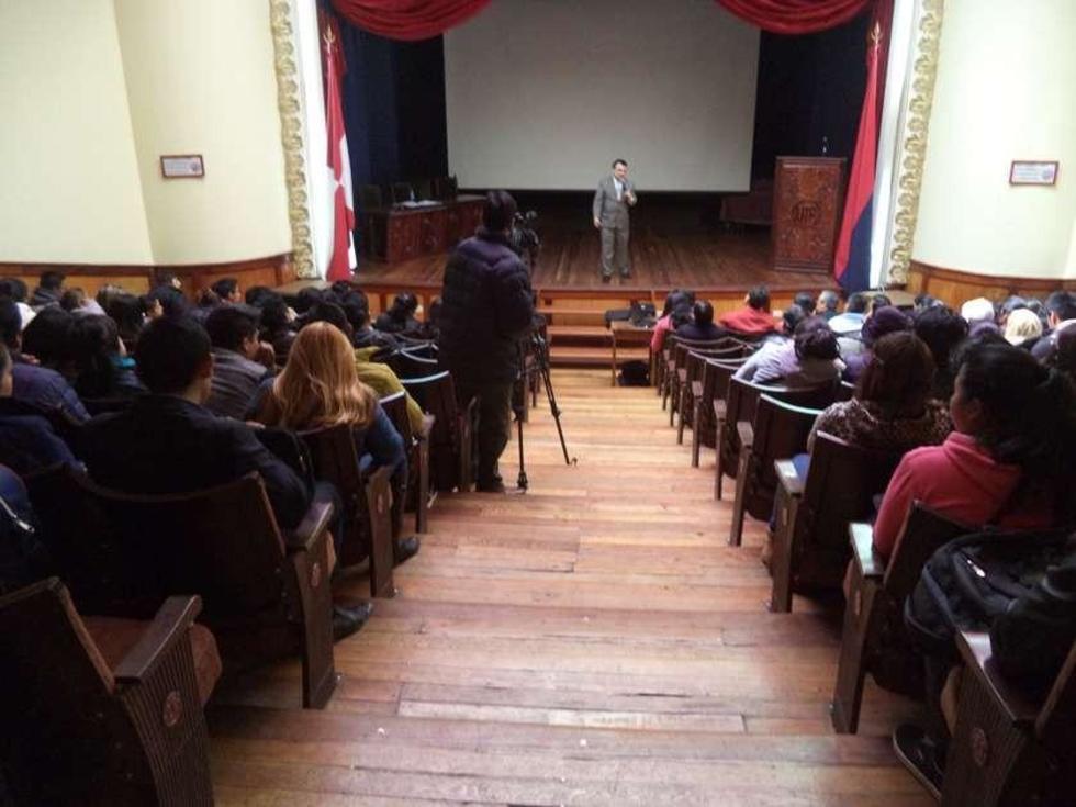 Jurista mexicano brinda un taller a alumnos de Derecho