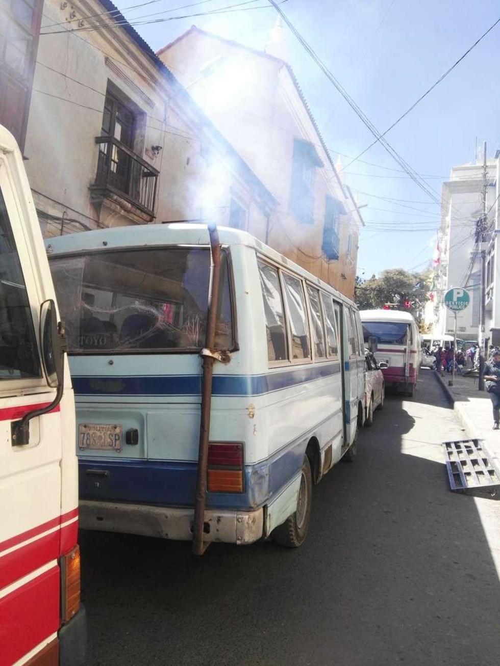 Los buses emiten alto nivel de gases contaminantes