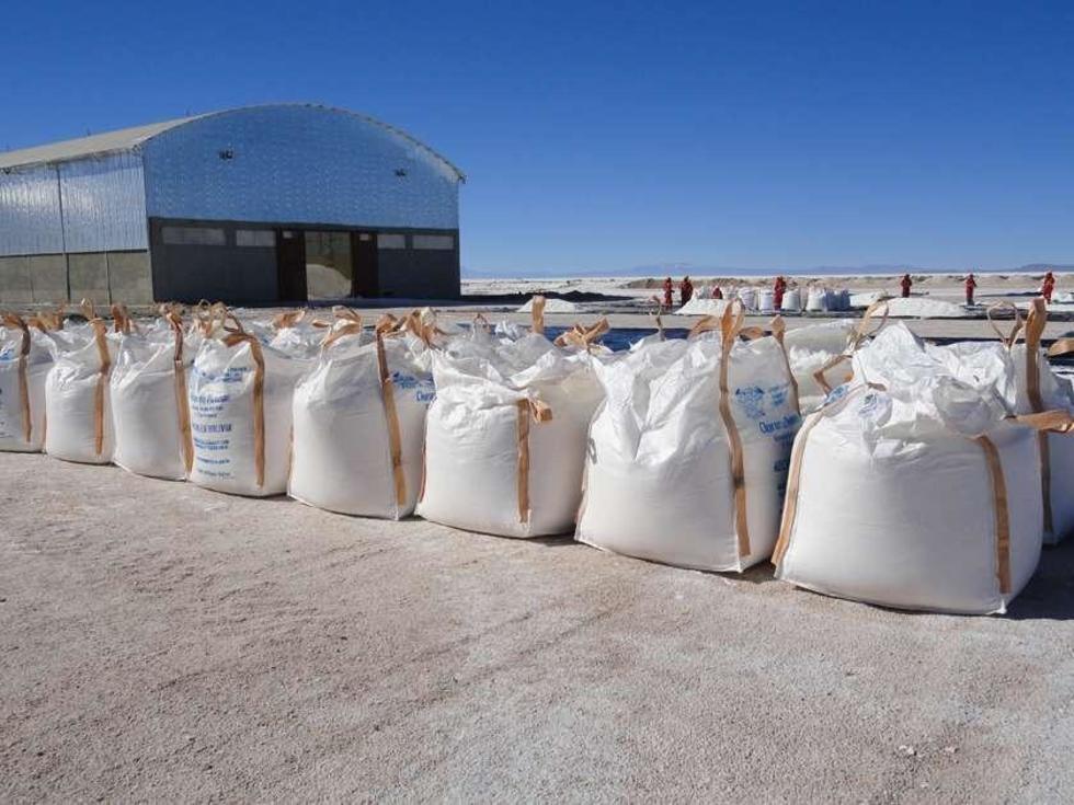 Bolivia cumple primer envío de cargamento de metal ligero a China