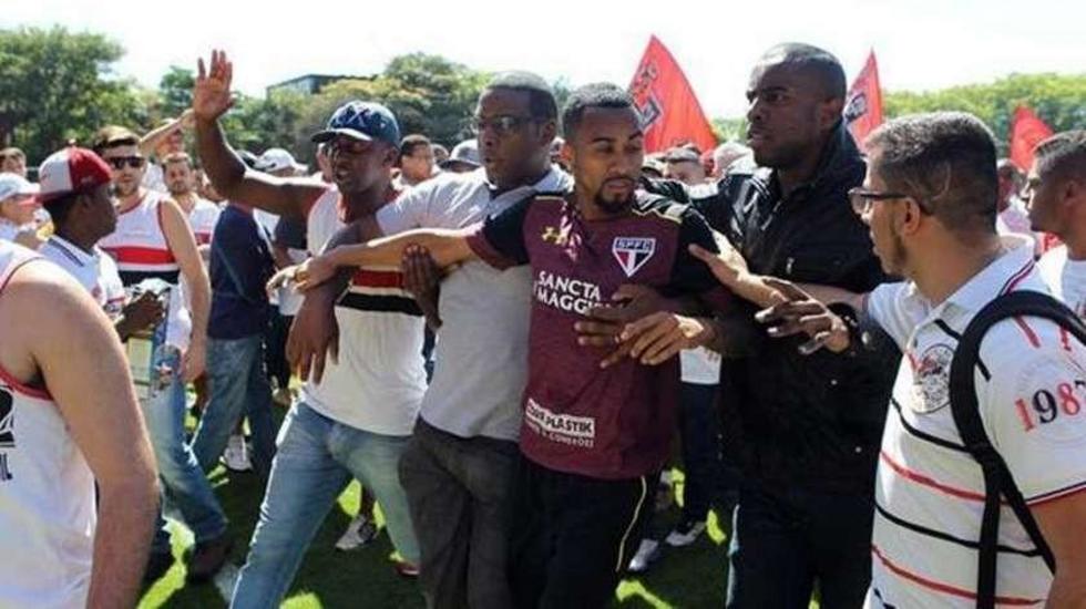 Hinchas de Sao Paulo agreden a los jugadores