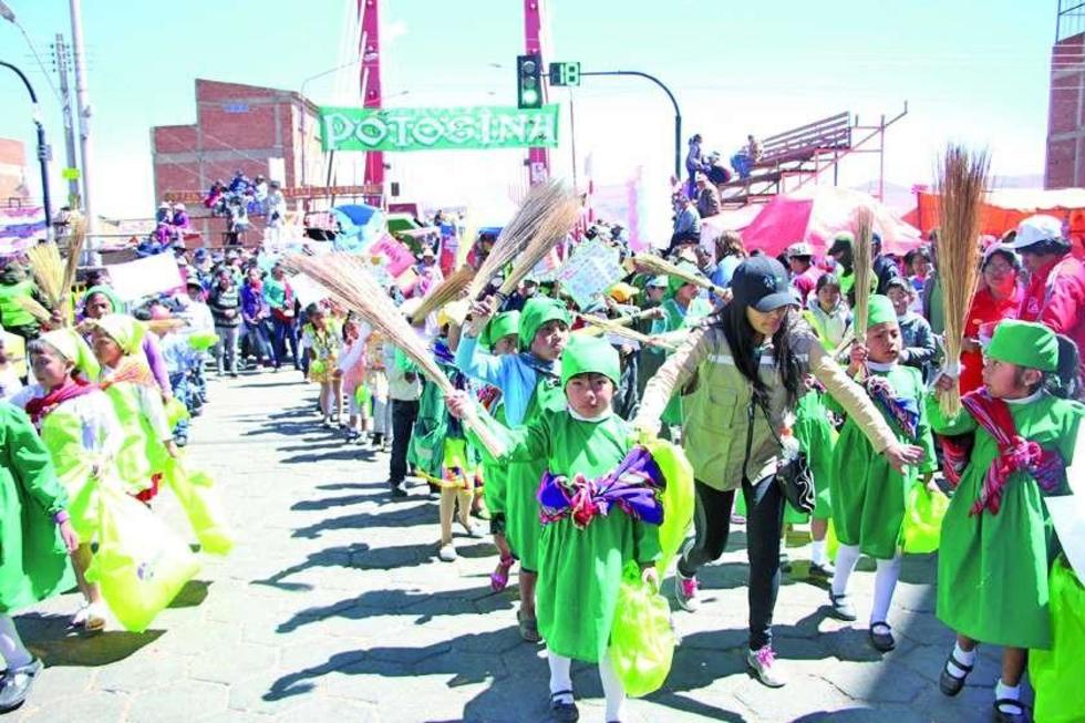 Niños concientizan sobre la basura