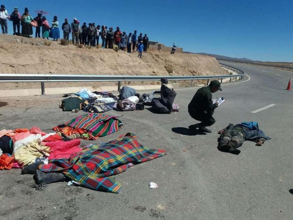 Colisión frontal de minibús deja 9 muertos en Caracollo