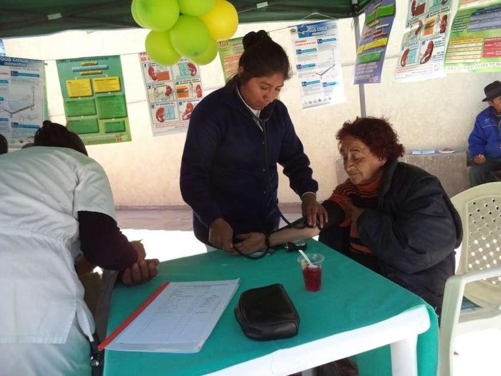 La CNS brinda la atención a los adultos mayores en feria
