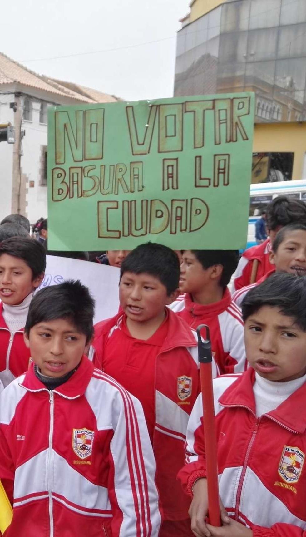 Estudiantes inculcan que la basura debe estar en su lugar