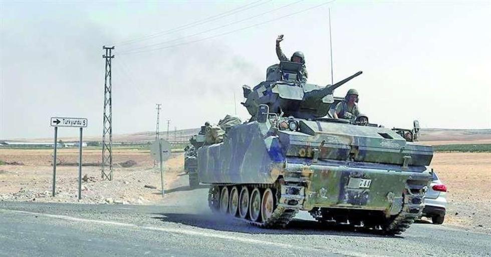 Turquía acentúa ataques en Siria con tanques y carros blindados 