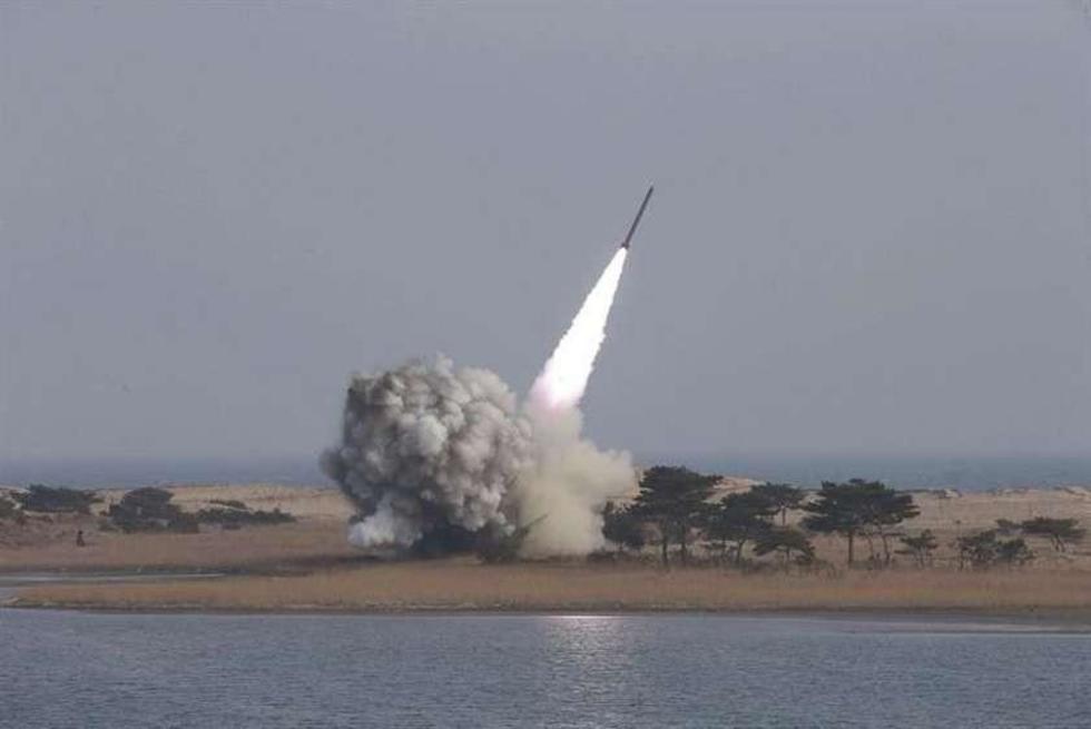 Corea del Norte dispara tres misiles hacia el mar de Japón