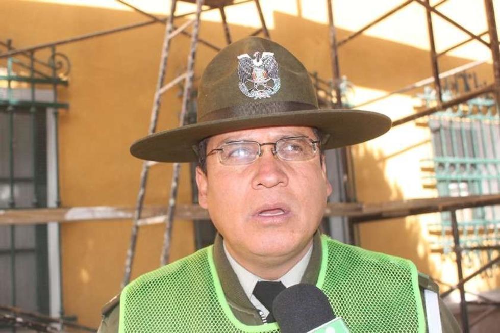 Chofer fuga después de volcar su auto
