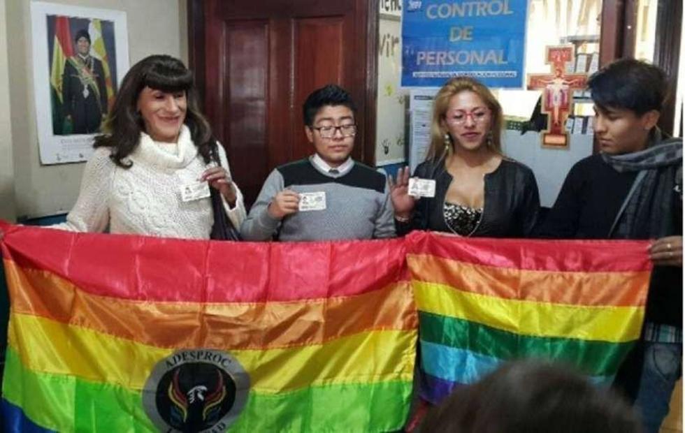 Personas transgénero reciben su cédula con el cambio de identidad