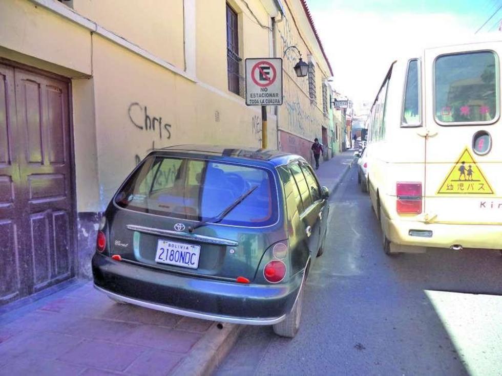 Continúan los parqueos en lugares prohibidos de la ciudad