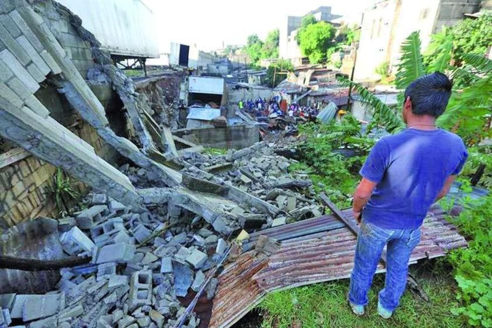 Deslizamientos causan 10 muertos y alerta por lluvias en Guatemala