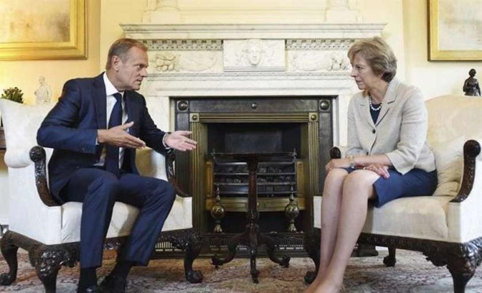 May quiere que Bruselas colabore para lograr una "suave" salida de la UE