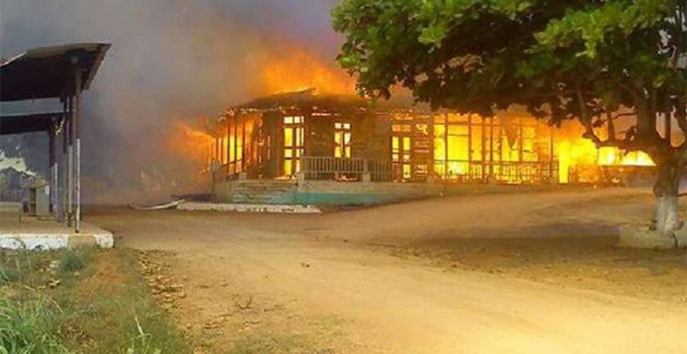 Edificio histórico en el Beni es consumido por el fuego