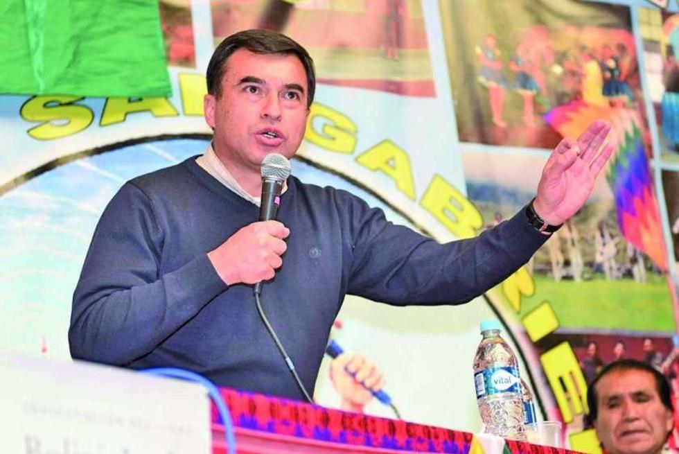 El ministro Quintana llama a los periodistas “bufones a sueldo”