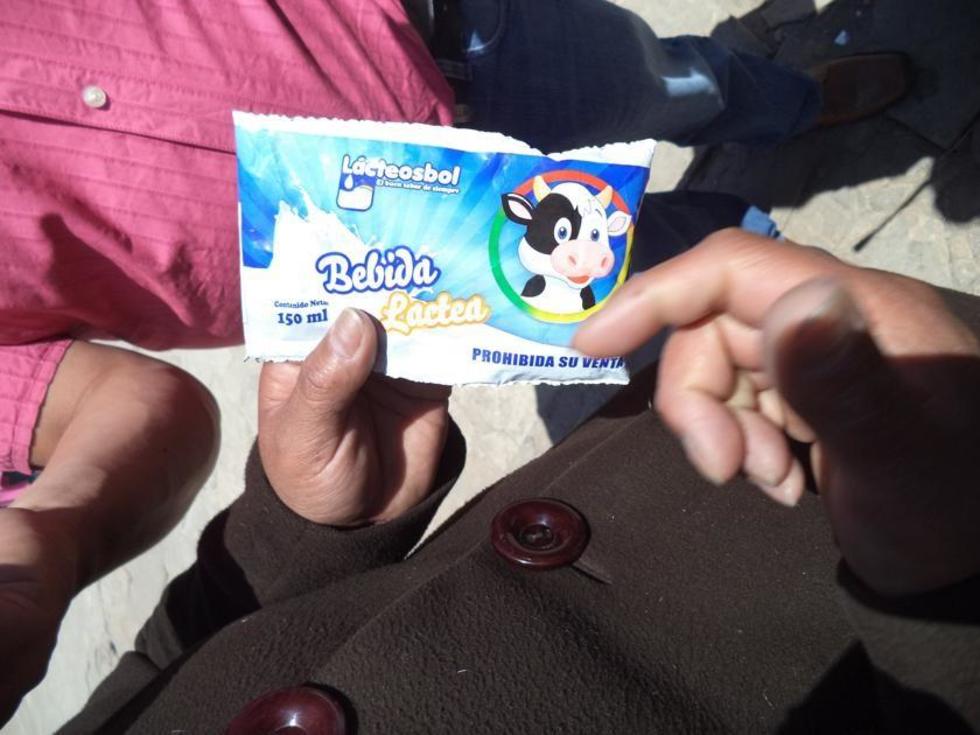 Observan un yogurt del desayuno escolar