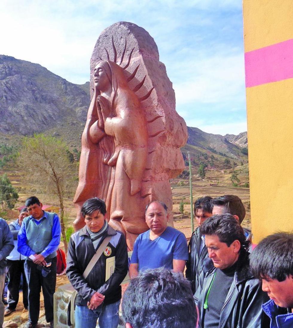 Escultor modela estatua de Guadalupe en Quivi Quivi