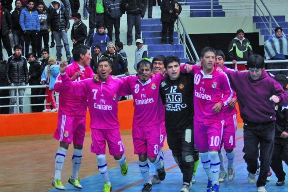 El corredor Israel Sandoval festeja el triunfo con sus compañeros.