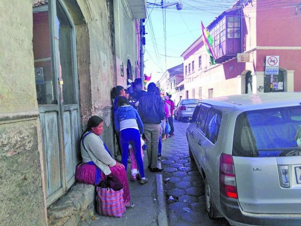 Ocupan la acera para fletarse los disfraces