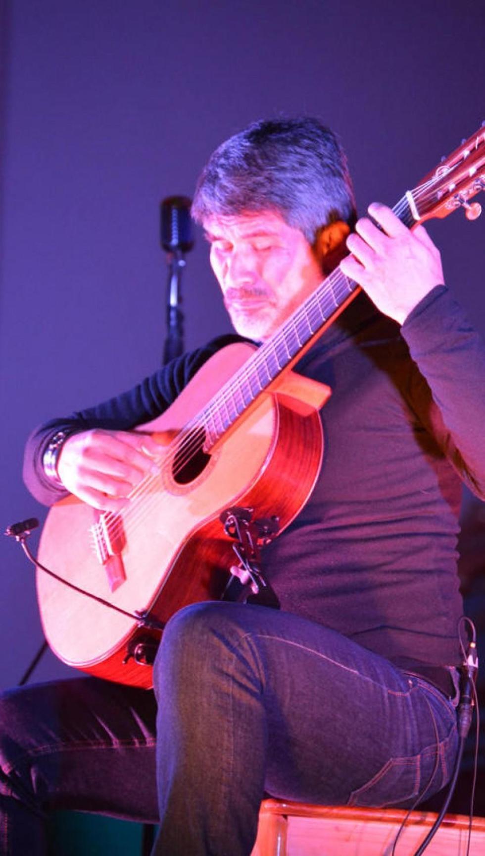Piraí Vaca y  su guitarra  emocionan a  los europeos