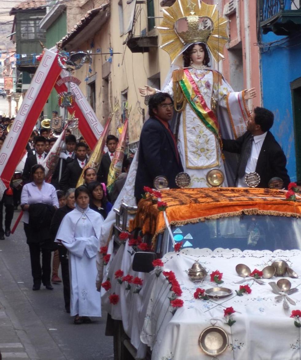 Los jovenes se consagran ante la Virgen de la Merced