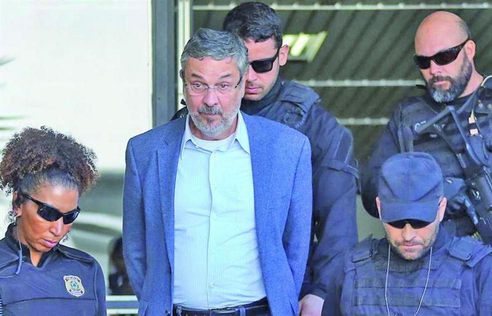 Arrestan a un exministro de Rousseff y Lula por el caso Petrobras en Brasil