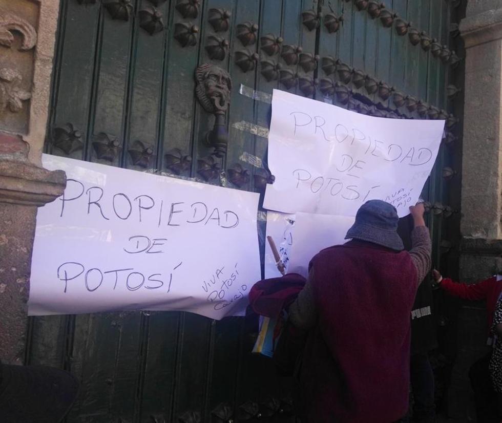 Un grupo de control intentó  sacar a turistas de la Moneda