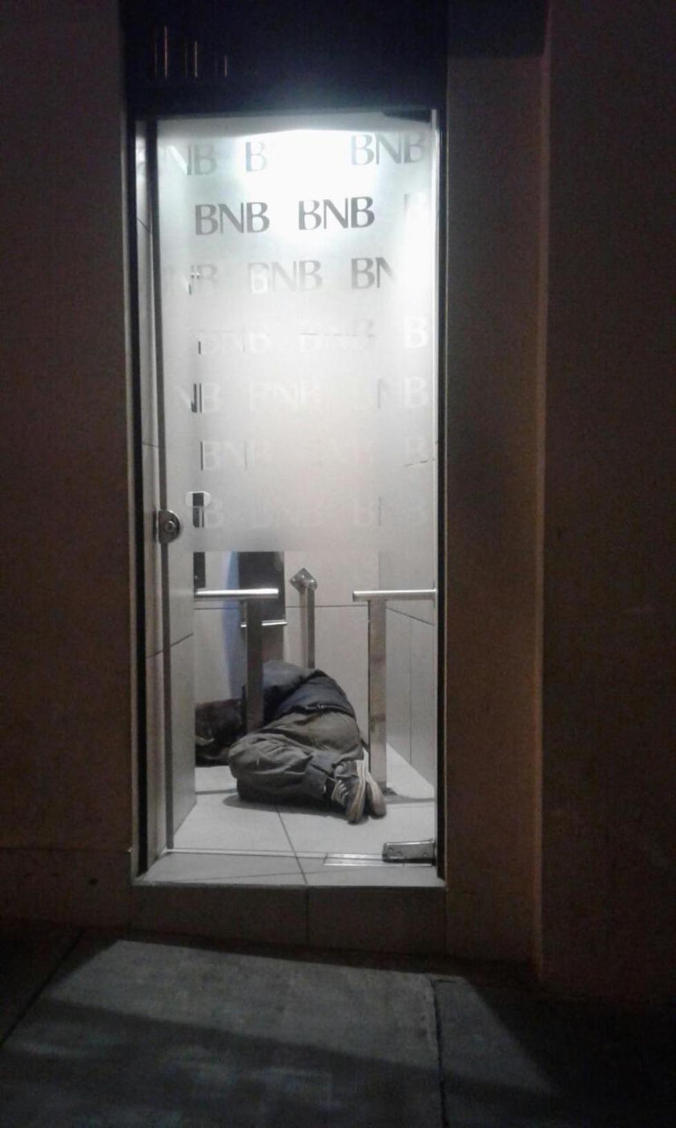 Indigentes usan cajeros para pasar  la noche