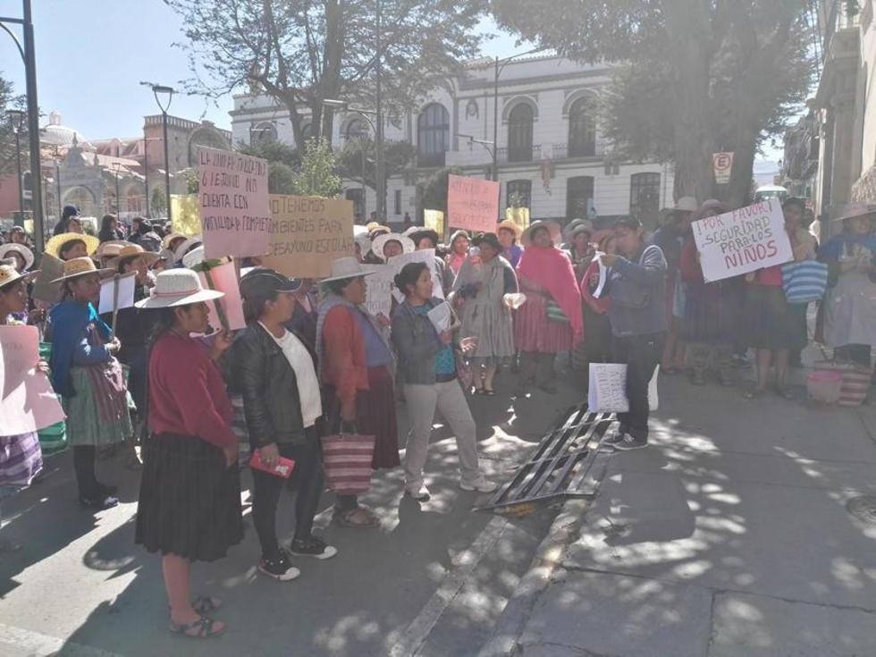 Alcaldía compromete mejorar la infraestructura de la escuela 6 de Junio