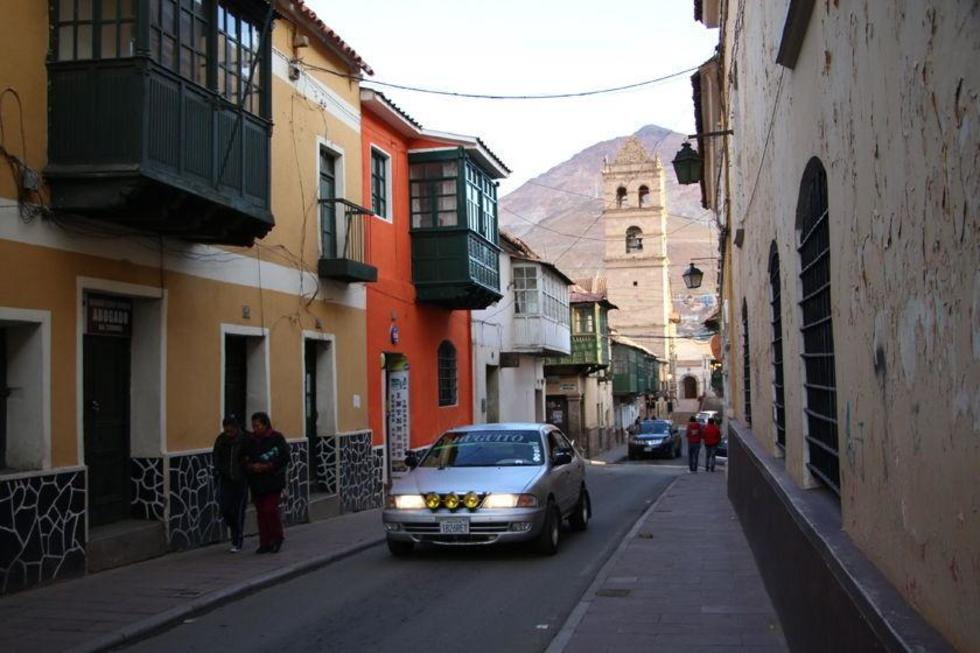 La circulación de vehículos por la calle Tarija continúa