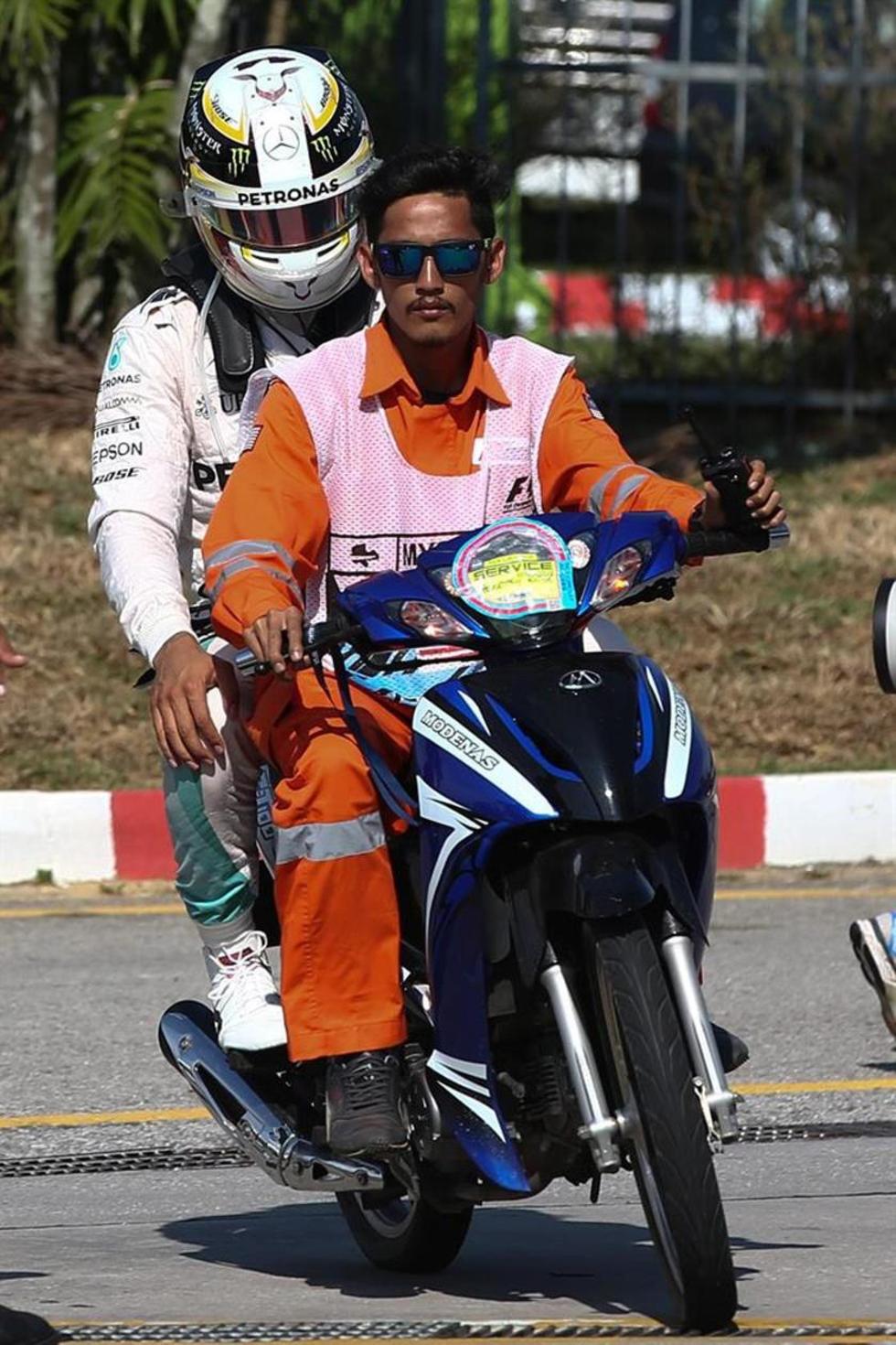 Hamilton: “solo se rompen mis motores”