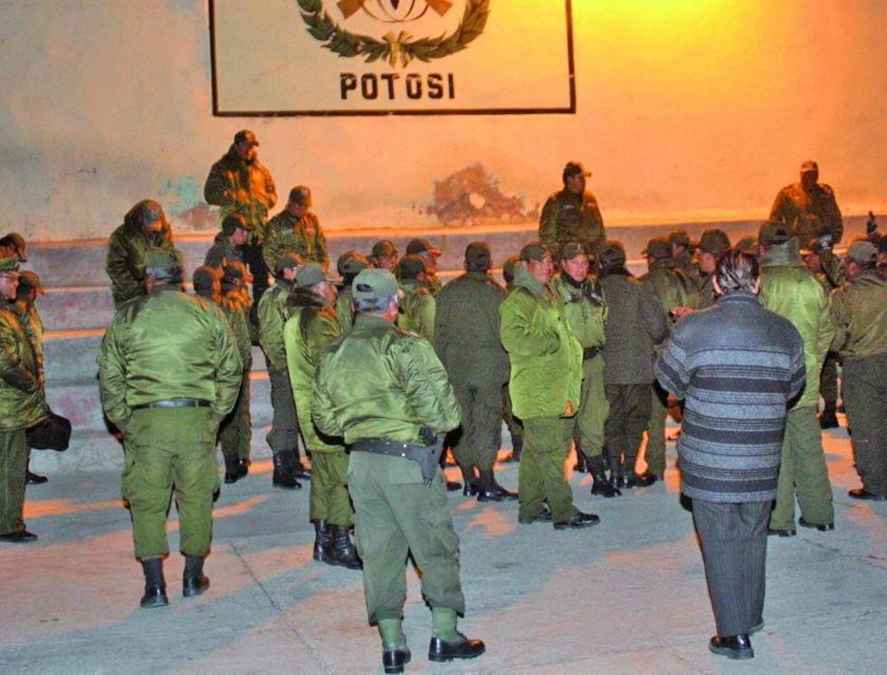 Policías recuperan espacios con patrullajes de a pie
