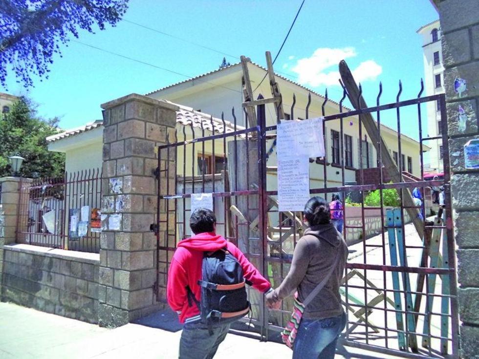 Alumnos de Ciencias Puras cierran edificio de la UATF