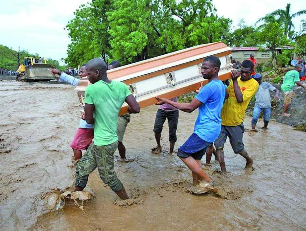 Matthew provoca escombros y derrumbes a su paso por Cuba