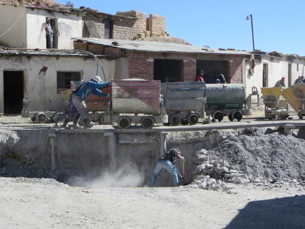 Delincuentes encapuchados roban sacos de plata pura en Agua Dulce