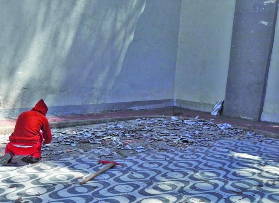 Inician el cambio de losetas en el cementerio