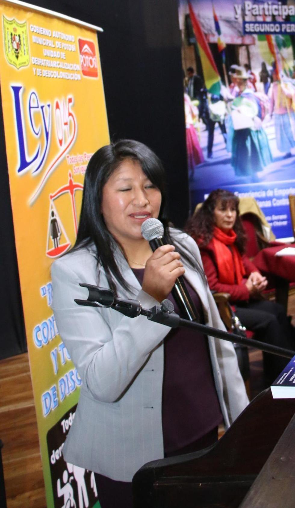 Presentan libro de la  sumisión a la emancipación