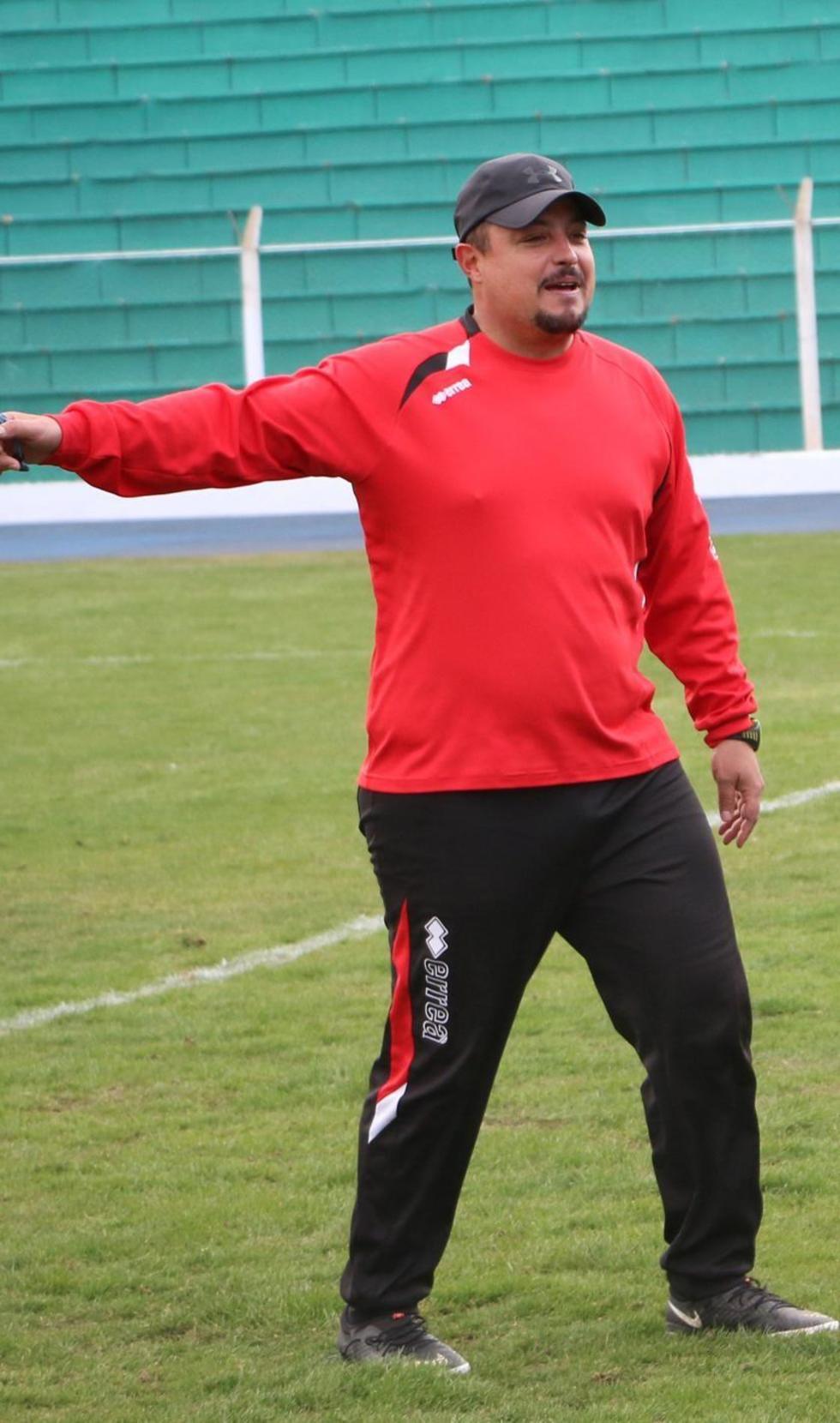 El DT David de la Torre define su equipo hoy 