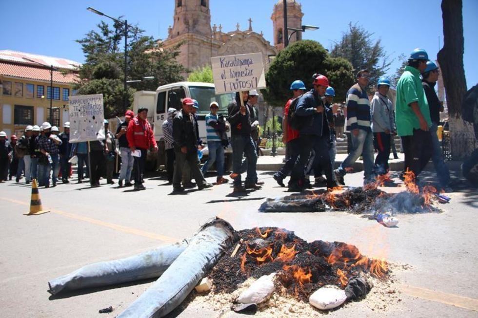 Trabajadores de Karachipampa  queman muñecos de los cívicos