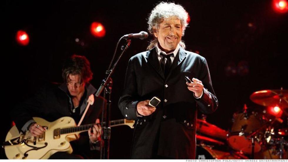 Escritores polemizan sobre este galardón del cantante