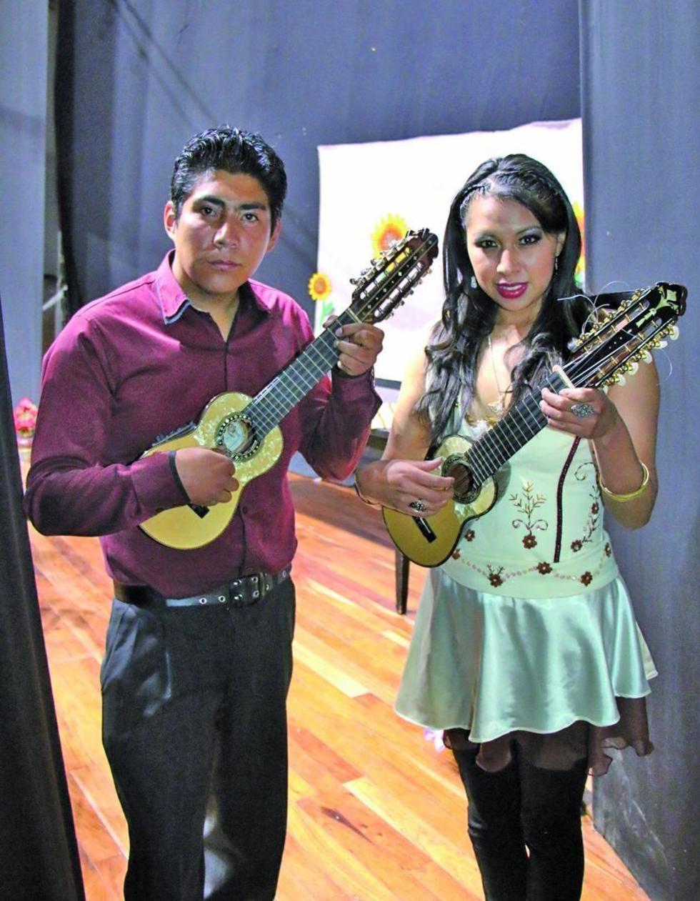 Dos jóvenes expertos dan bonito recital de charango