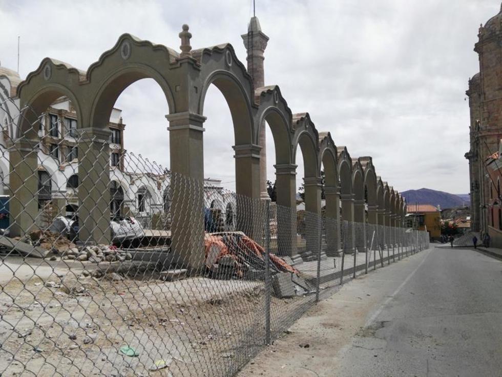 Empresa retira calaminas de la plaza 6 de Agosto
