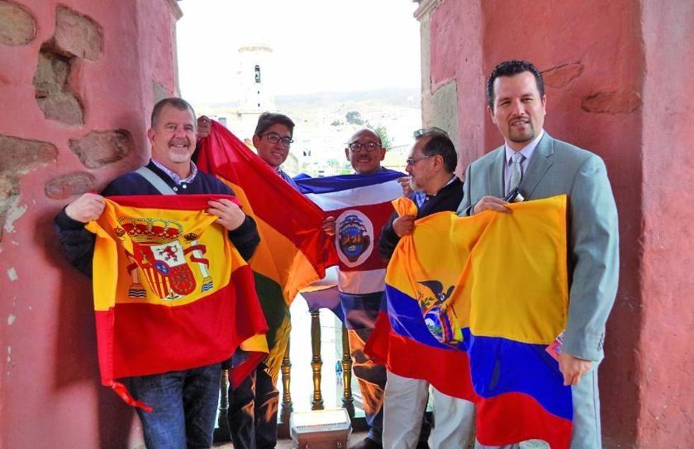 Académicos llegan a la convención numismática